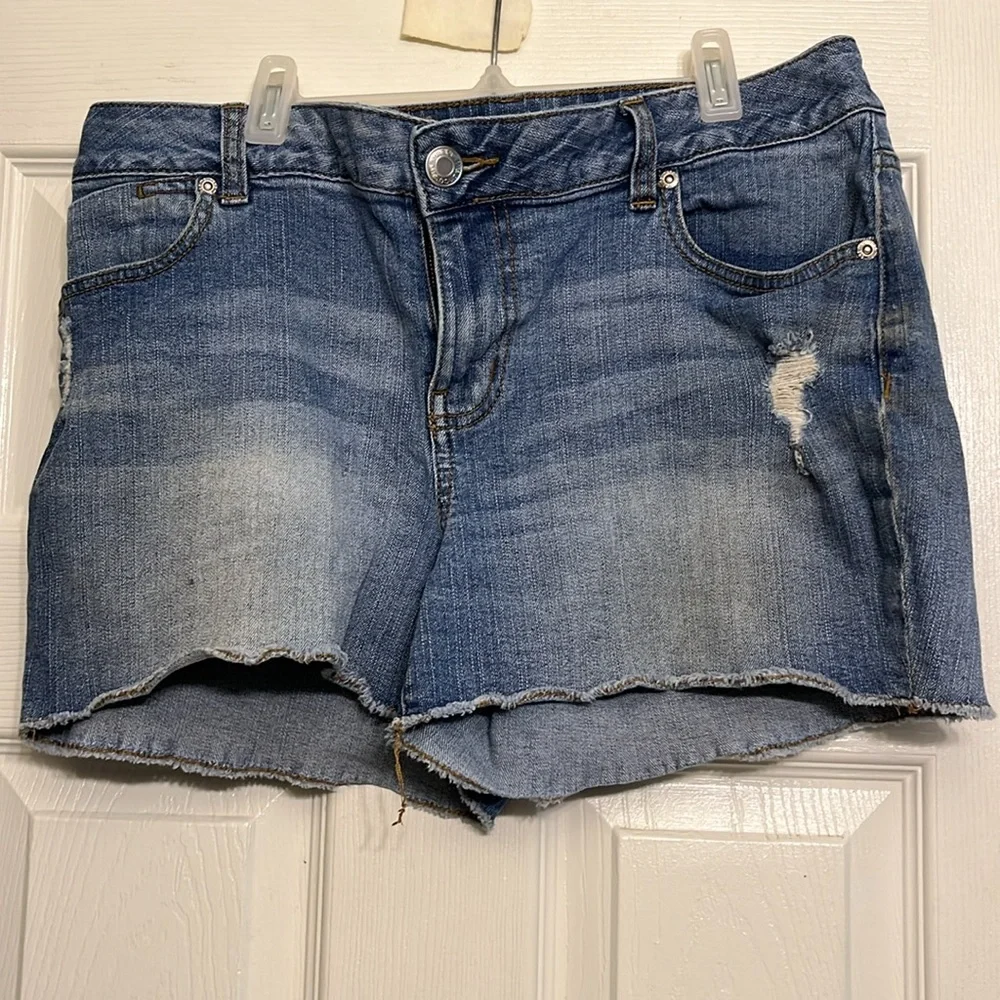Maurices size 12 blue denim shorts slightly distressed stretch